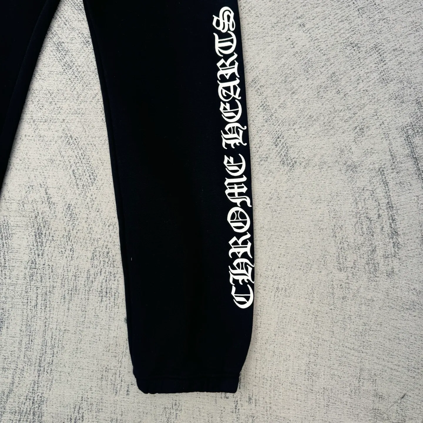 P366 Chrome Heart Ch Sanskrit black loose-fitting leggings sweatpants Size: S/M/L Made of high-weight plus velvet cotton fabric, which combines warmth and crisp texture. The version is the popular "wide at the top and narrow at the bottom" leggings silhouette. It is equipped with a drawstring waistband, double side pockets and back pockets. While maintaining the casual feel of the street, it highlights the tonality of luxury items through high-tech printing and fabric texture.